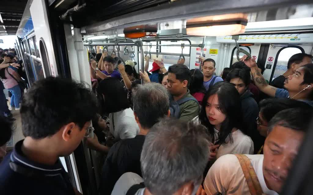 Philippines khuyến kh&iacute;ch người d&acirc;n sử dụng phương tiện c&ocirc;ng cộng nhằm tiết kiệm nhi&ecirc;n liệu (Ảnh: AP)