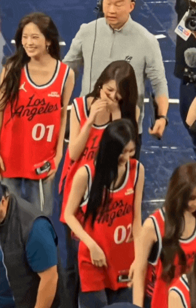 Cuối c&ugrave;ng cũng c&oacute; ng&agrave;y "c&ocirc;ng ch&uacute;a Kpop" k&eacute;m sắc, bị mỹ nh&acirc;n đẹp như minh tinh điện ảnh giật sạch spotlight- Ảnh 1.