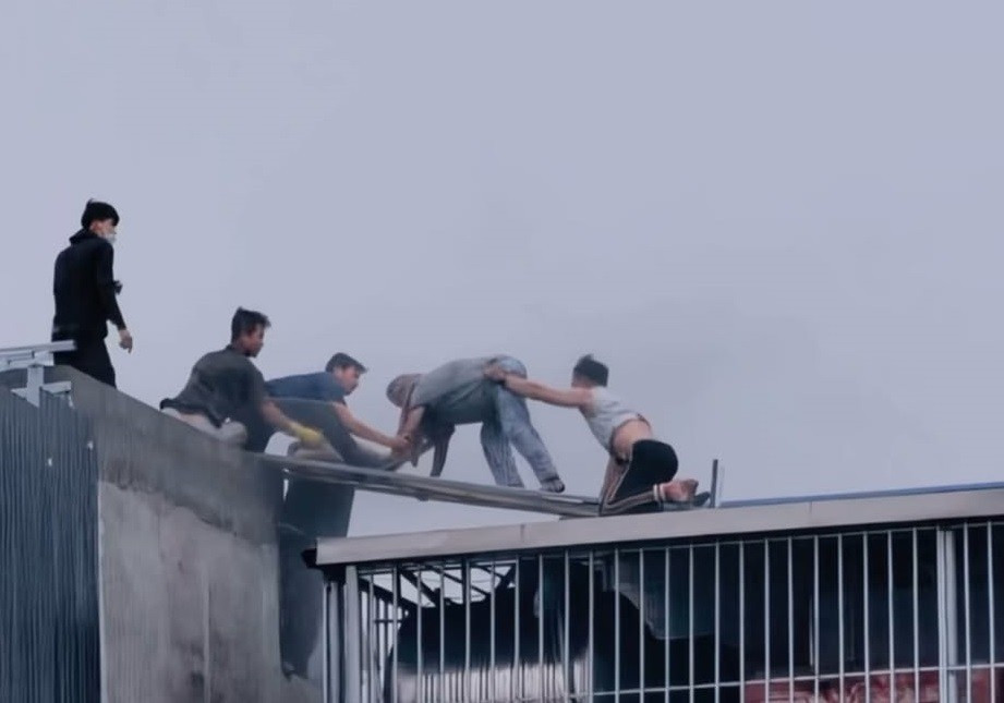 Vụ ch&aacute;y nh&agrave; tr&ecirc;n đường Lĩnh Nam: Xuất hiện clip sự cố lao động tại c&ocirc;ng tr&igrave;nh đang x&acirc;y dựng b&ecirc;n cạnh, g&acirc;y tia lửa điện- Ảnh 2.