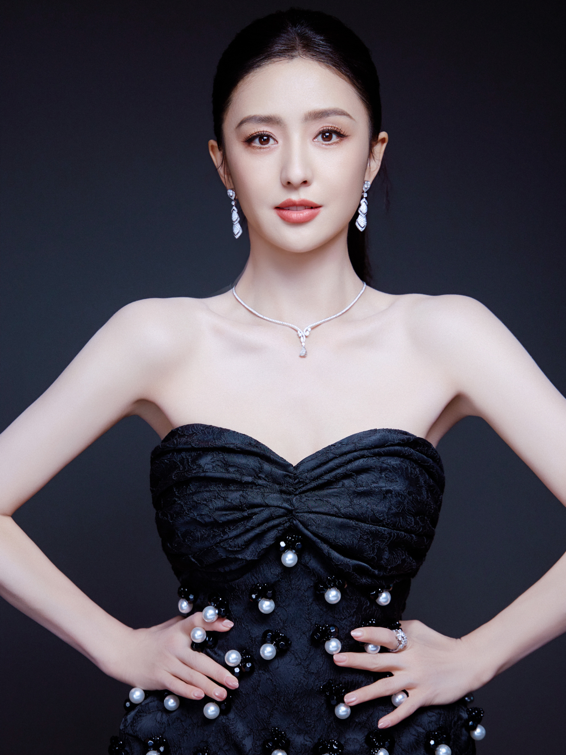 Đ&ocirc;i bạn th&acirc;n showbiz giống nhau 99% từ ngoại h&igrave;nh đến cảnh bị chồng 