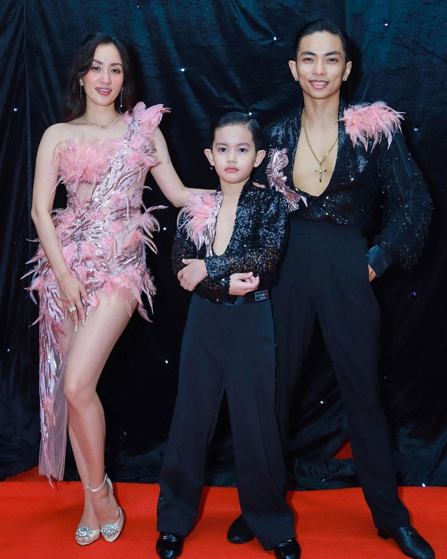 Khánh Thi vỡ oà hạnh phúc khi Phan Hiển và con trai được Liên đoàn khiêu vũ thế giới vinh danh- Ảnh 1. Khánh Thi vỡ oà hạnh phúc khi Phan Hiển và con trai được Liên đoàn khiêu vũ thế giới vinh danh- Ảnh 1.