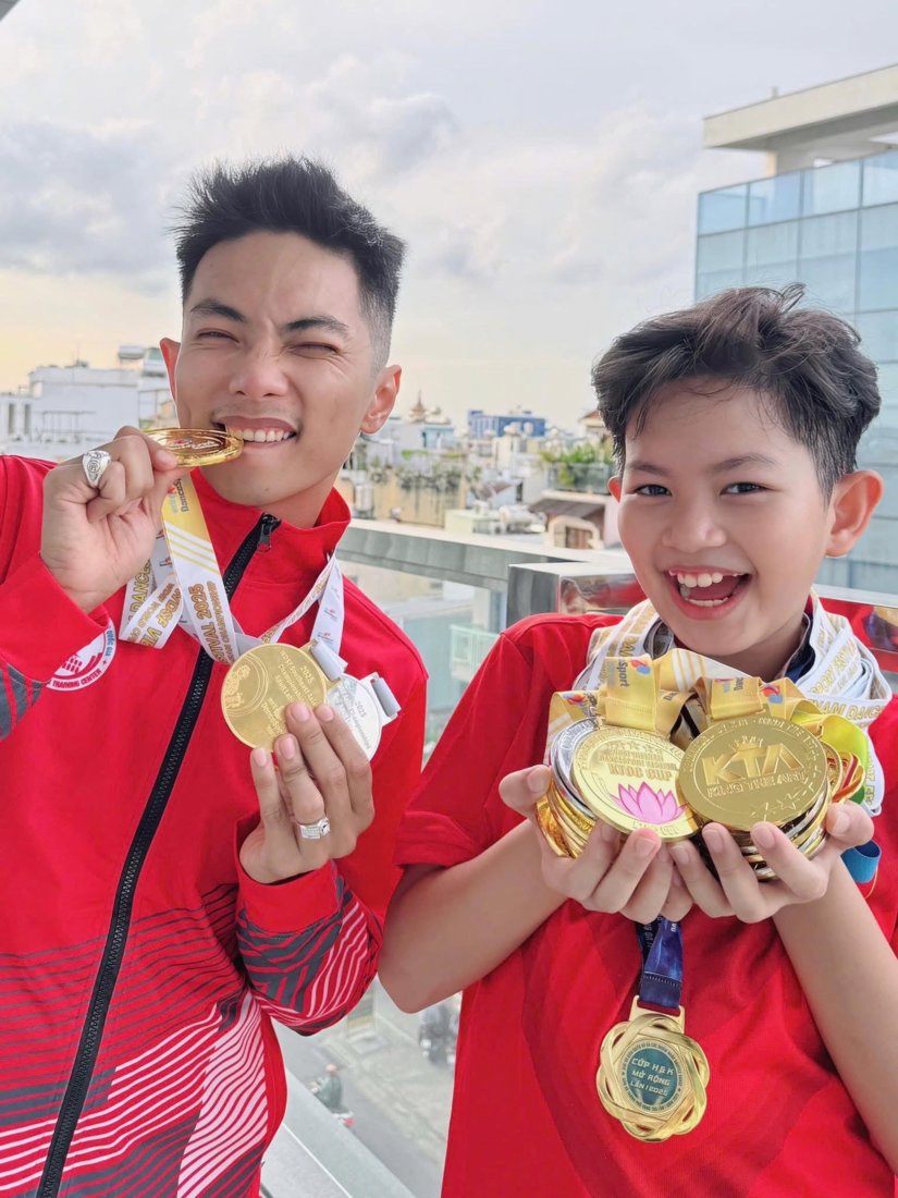 Khánh Thi vỡ oà hạnh phúc khi Phan Hiển và con trai được Liên đoàn khiêu vũ thế giới vinh danh- Ảnh 4. Khánh Thi vỡ oà hạnh phúc khi Phan Hiển và con trai được Liên đoàn khiêu vũ thế giới vinh danh- Ảnh 4.