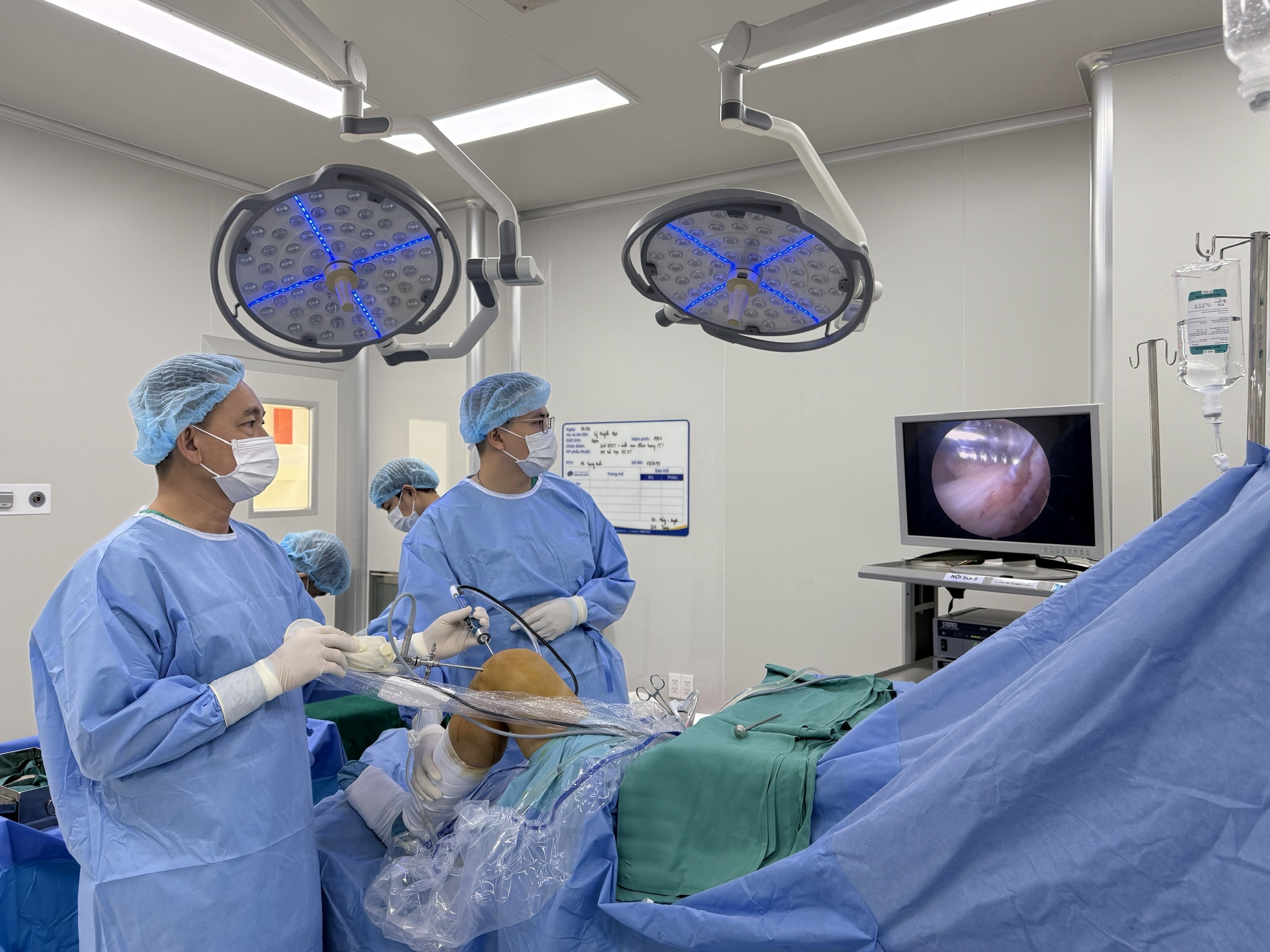 Bác sĩ chuyên ngành y học thể thao hơn 30 năm kinh nghiệm: U60 ngỡ ngoài 30, xứng danh "người hùng" của các vận động viên- Ảnh 3. Bác sĩ chuyên ngành y học thể thao hơn 30 năm kinh nghiệm: U60 ngỡ ngoài 30, xứng danh "người hùng" của các vận động viên- Ảnh 3.