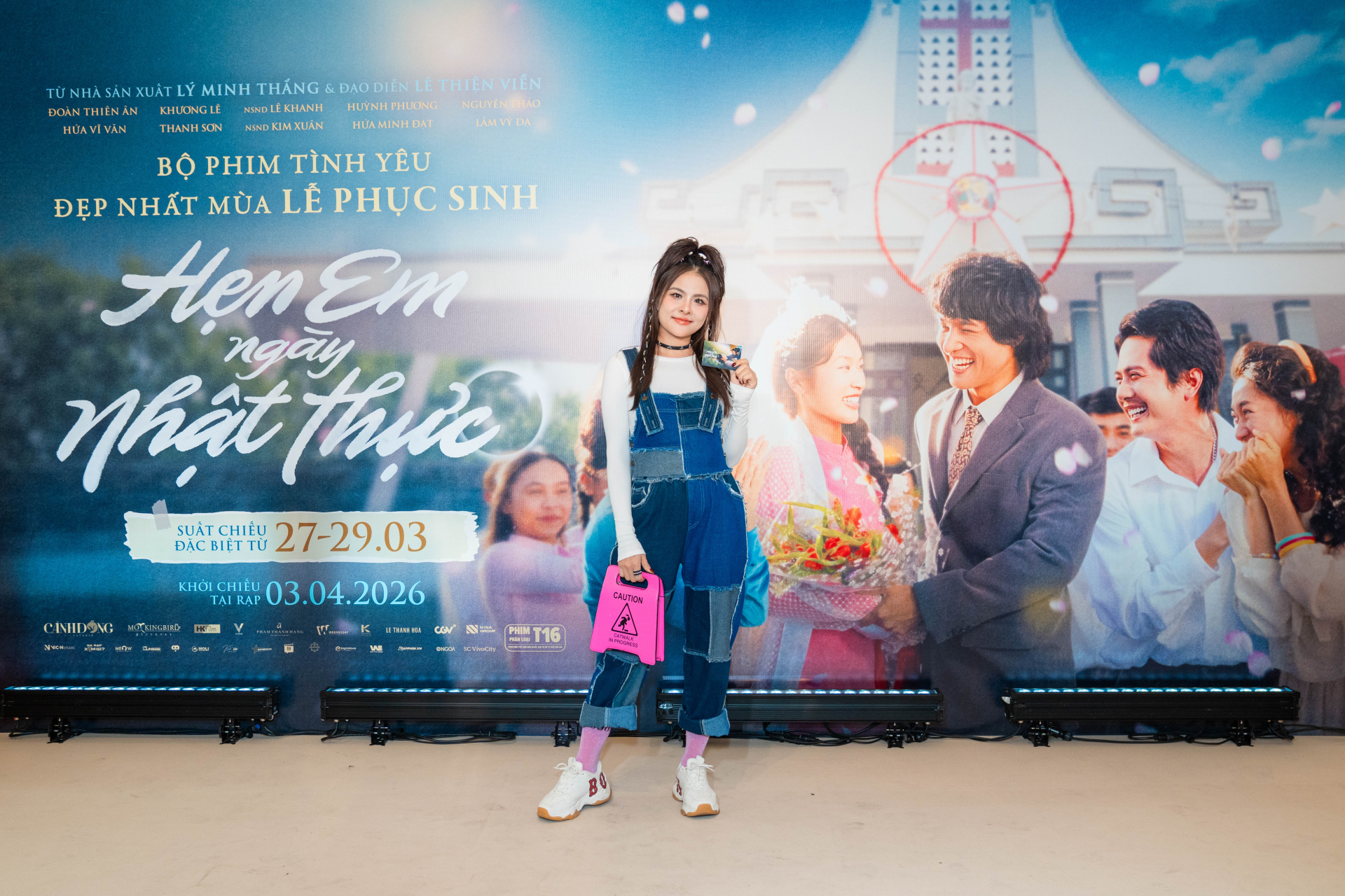 Mỹ nh&acirc;n Việt đi thảm đỏ m&agrave; như &ldquo;người đến từ h&agrave;nh tinh kh&aacute;c&rdquo;, đến cả đồng nghiệp cũng h&aacute; hốc mồm kinh ngạc- Ảnh 2.