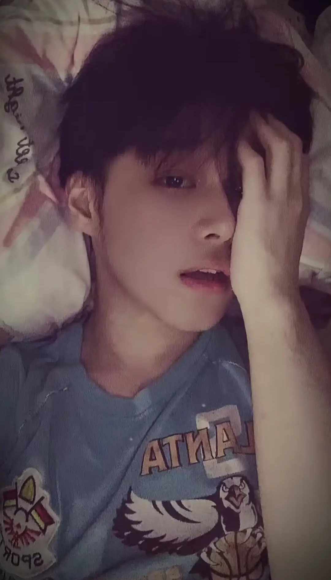 Rầm rộ trend &ldquo;chụp ảnh che nửa mặt" - Redhood l&agrave; g&igrave;? Tại sao viral?- Ảnh 2.