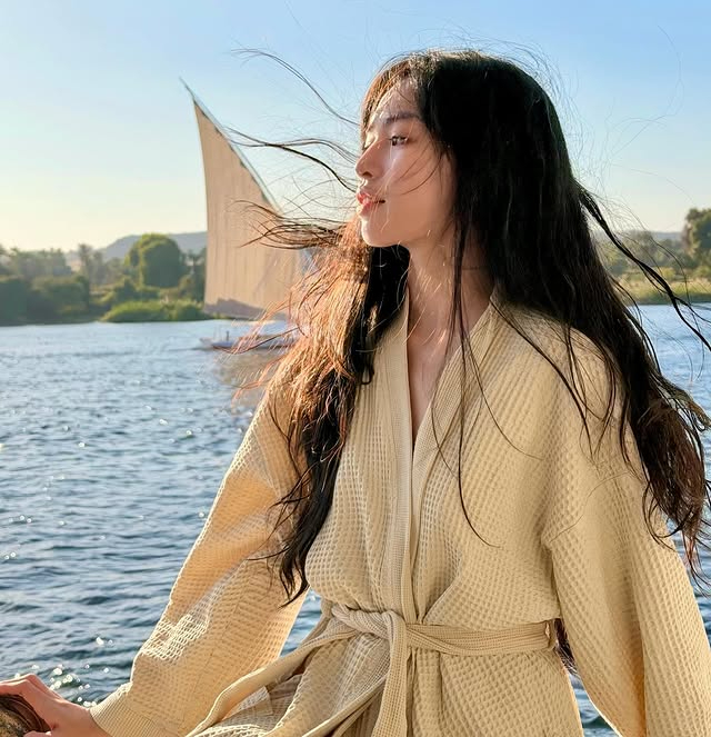 Mỹ nh&acirc;n Vbiz 31 tuổi mặt "b&uacute;ng ra sữa", style s&agrave;nh điệu đẹp như "s&aacute;ch mẫu"- Ảnh 2.
