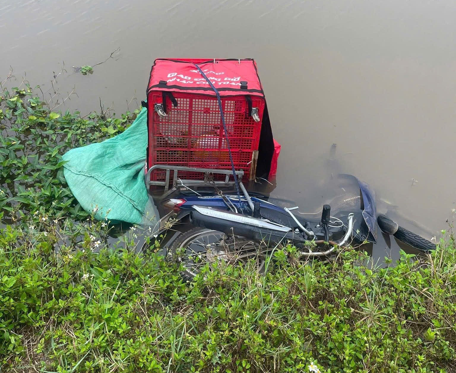 Ph&aacute;t hiện thi thể nam shipper c&ugrave;ng xe m&aacute;y dưới mương ở Ninh B&igrave;nh: Danh t&iacute;nh nạn nh&acirc;n- Ảnh 1.