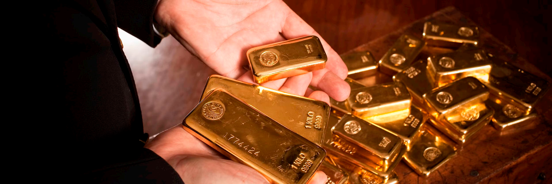 Nghịch l&yacute; kh&oacute; hiểu: V&agrave;ng l&agrave; "nơi tr&uacute; ẩn an to&agrave;n", sao gi&aacute; lại giảm giữa xung đột Iran, trong khi xăng lại tăng?- Ảnh 1.