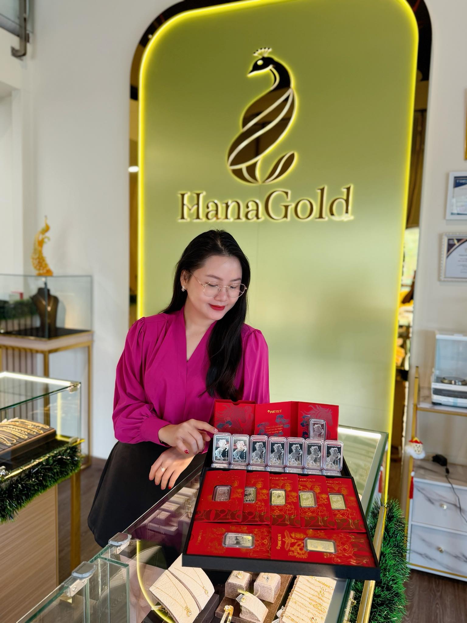 Trước ng&agrave;y bị bắt, Hana Ng&ocirc; vẫn k&ecirc;u gọi nh&agrave; đầu tư mua v&agrave;ng của HanaGold, l&ecirc;n nhiều clip &ldquo;n&oacute;i đạo l&yacute;&rdquo; v&agrave; dạy hướng nghiệp- Ảnh 1.