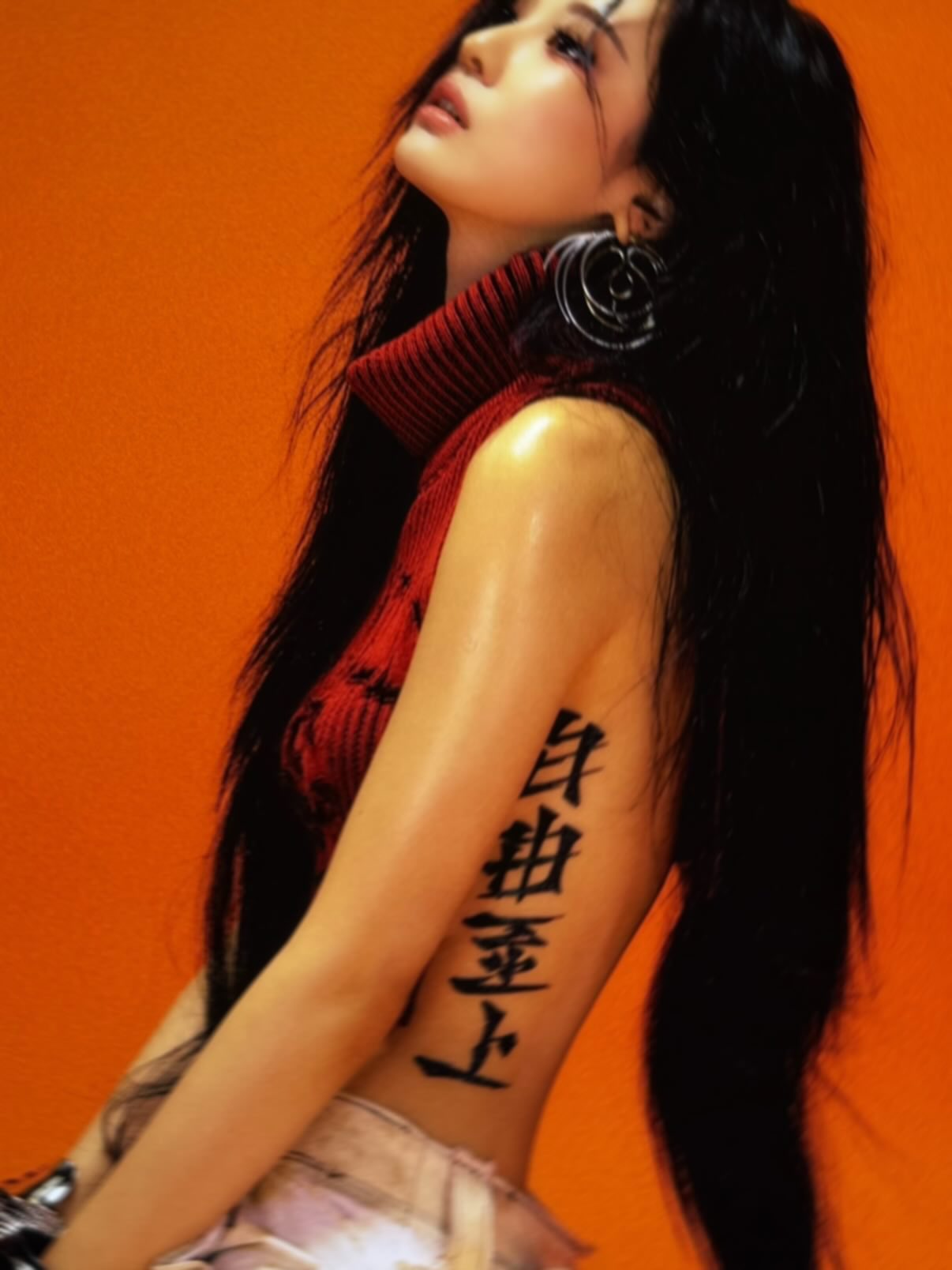 Nữ ca sĩ 2k2 khoe h&igrave;nh hở bạo rồi vội x&oacute;a v&igrave; d&ograve;ng chữ H&aacute;n to tướng chạy dọc b&ecirc;n sườn?- Ảnh 6.