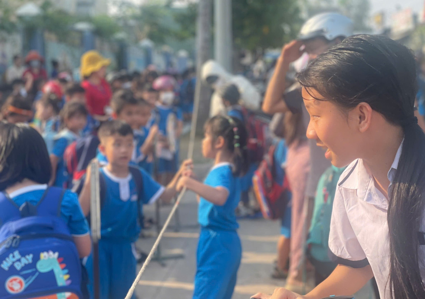 Sự thật "trẻ kh&ocirc;ng học b&aacute;n tr&uacute; bị đuổi ra ngo&agrave;i b&ecirc;u nắng"- Ảnh 1.