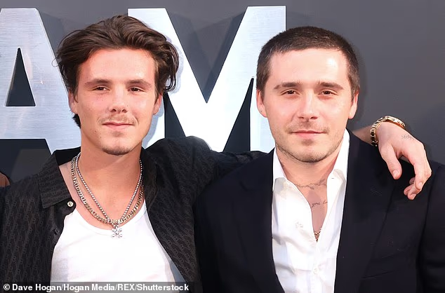 Cậu &uacute;t nh&agrave; Beckham "tr&aacute;ch m&oacute;c" anh cả rồi tự m&igrave;nh bật kh&oacute;c, lấy &aacute;o lau nước mắt, drama gia đ&igrave;nh khiến ai cũng mệt mỏi!- Ảnh 2.