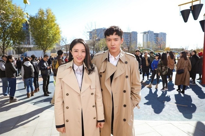 Đ&ocirc;i bạn th&acirc;n showbiz giống nhau 99% từ ngoại h&igrave;nh đến cảnh bị chồng 