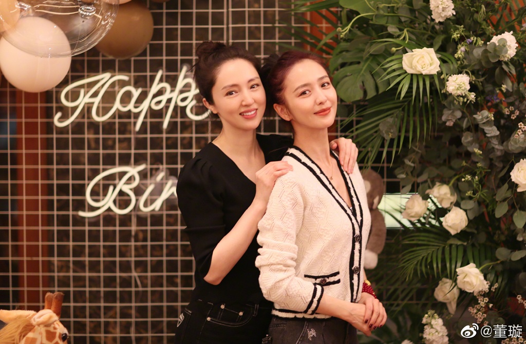 Đ&ocirc;i bạn th&acirc;n showbiz giống nhau 99% từ ngoại h&igrave;nh đến cảnh bị chồng 