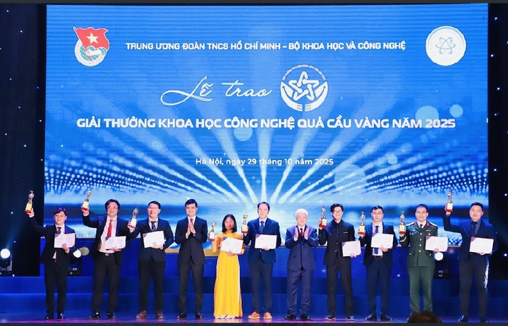 Từ cậu b&eacute; 4h s&aacute;ng lội b&ugrave;n đi học đến top 2% nh&agrave; khoa học ảnh hưởng nhất thế giới- Ảnh 3.