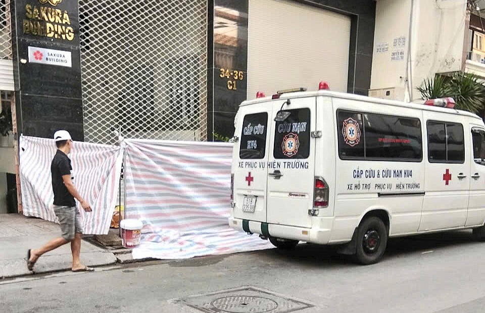 Ph&aacute;t hiện nam sinh vi&ecirc;n ở TPHCM tử vong tr&ecirc;n vỉa h&egrave;- Ảnh 1.