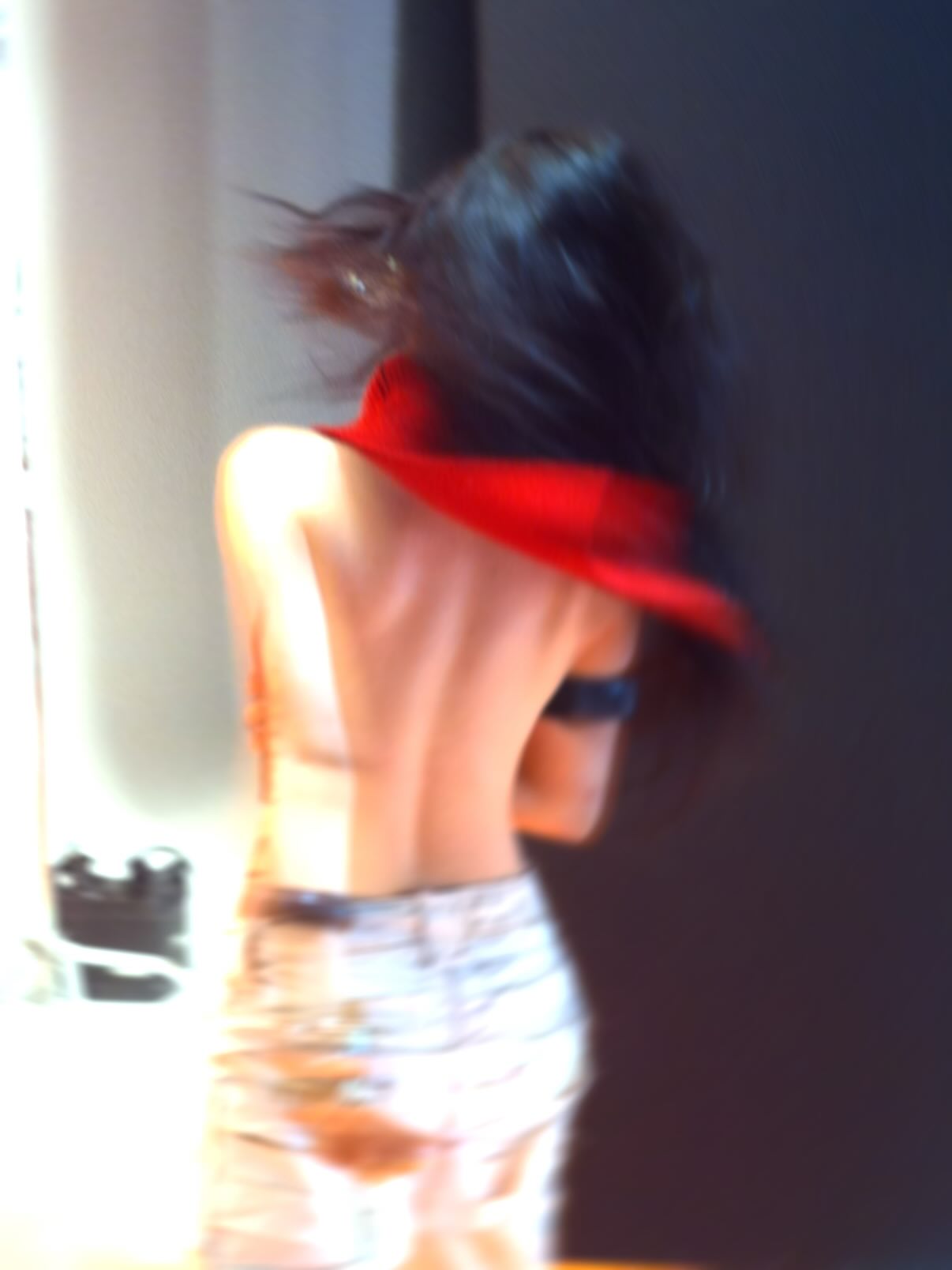 Nữ ca sĩ 2k2 khoe h&igrave;nh hở bạo rồi vội x&oacute;a v&igrave; d&ograve;ng chữ H&aacute;n to tướng chạy dọc b&ecirc;n sườn?- Ảnh 2.