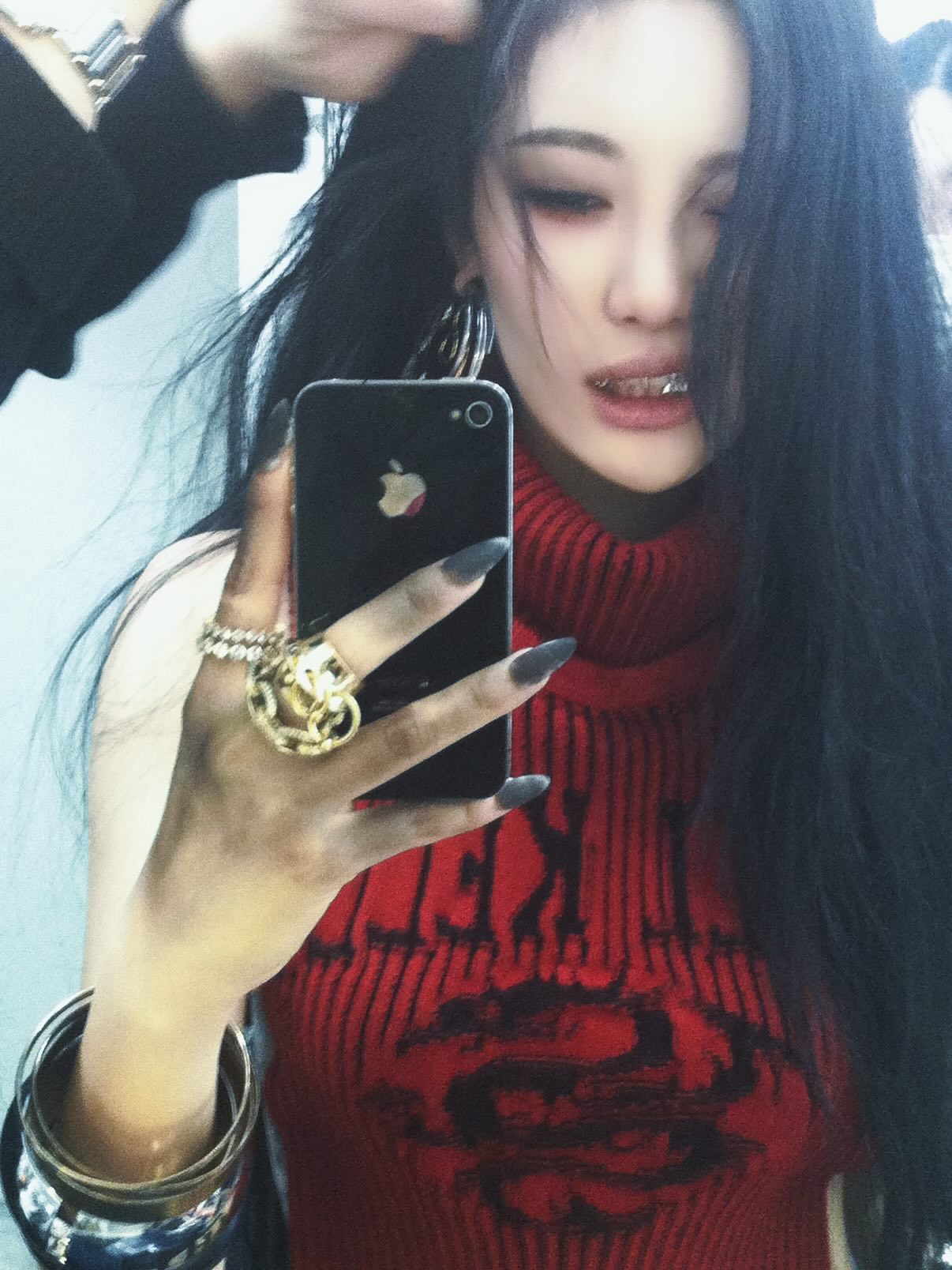 Nữ ca sĩ 2k2 khoe h&igrave;nh hở bạo rồi vội x&oacute;a v&igrave; d&ograve;ng chữ H&aacute;n to tướng chạy dọc b&ecirc;n sườn?- Ảnh 4.