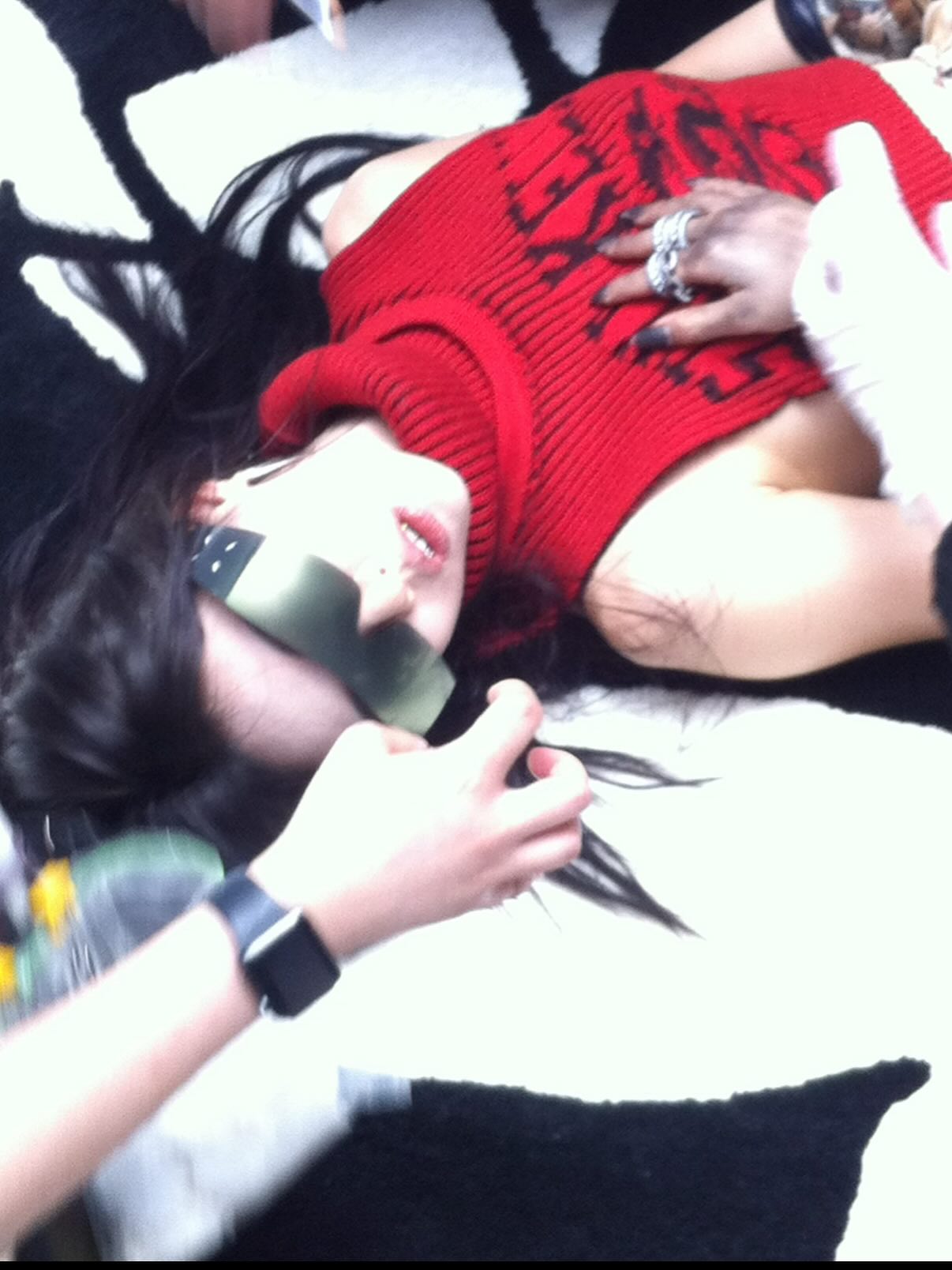 Nữ ca sĩ 2k2 khoe h&igrave;nh hở bạo rồi vội x&oacute;a v&igrave; d&ograve;ng chữ H&aacute;n to tướng chạy dọc b&ecirc;n sườn?- Ảnh 3.