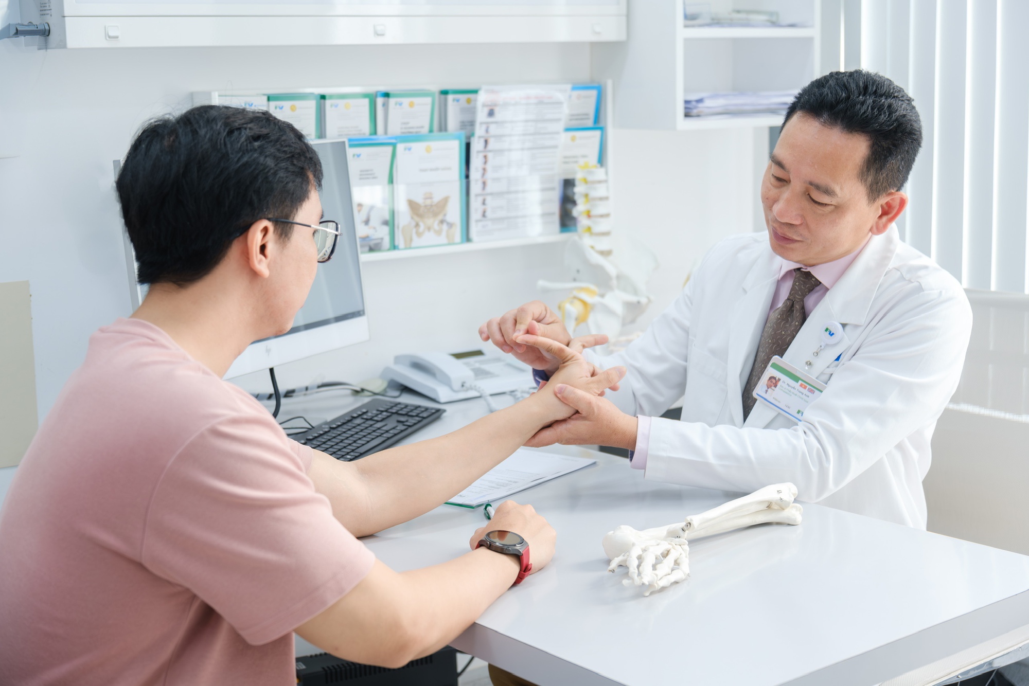 B&aacute;c sĩ chuy&ecirc;n ng&agrave;nh y học thể thao hơn 30 năm kinh nghiệm: U60 ngỡ ngo&agrave;i 30, xứng danh "người h&ugrave;ng" của c&aacute;c vận động vi&ecirc;n- Ảnh 9.