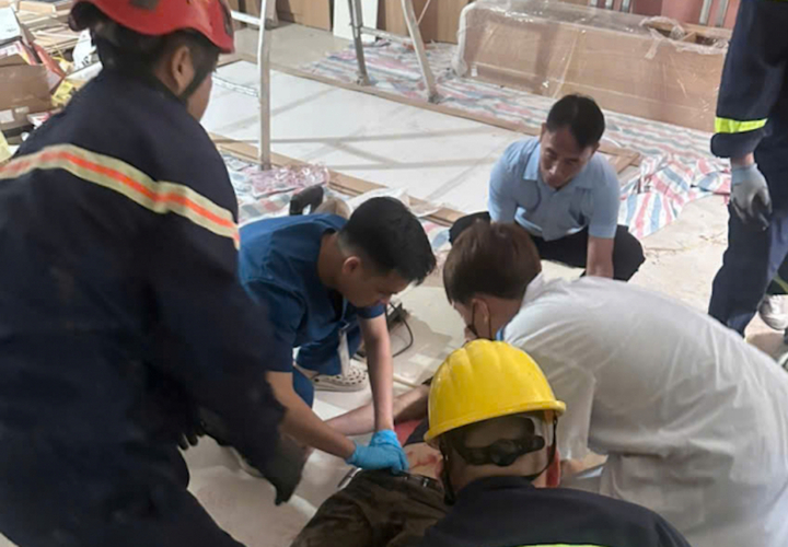 Nam c&ocirc;ng nh&acirc;n tử vong sau sự cố kẹt thang m&aacute;y ở Ph&uacute; Thọ- Ảnh 1.