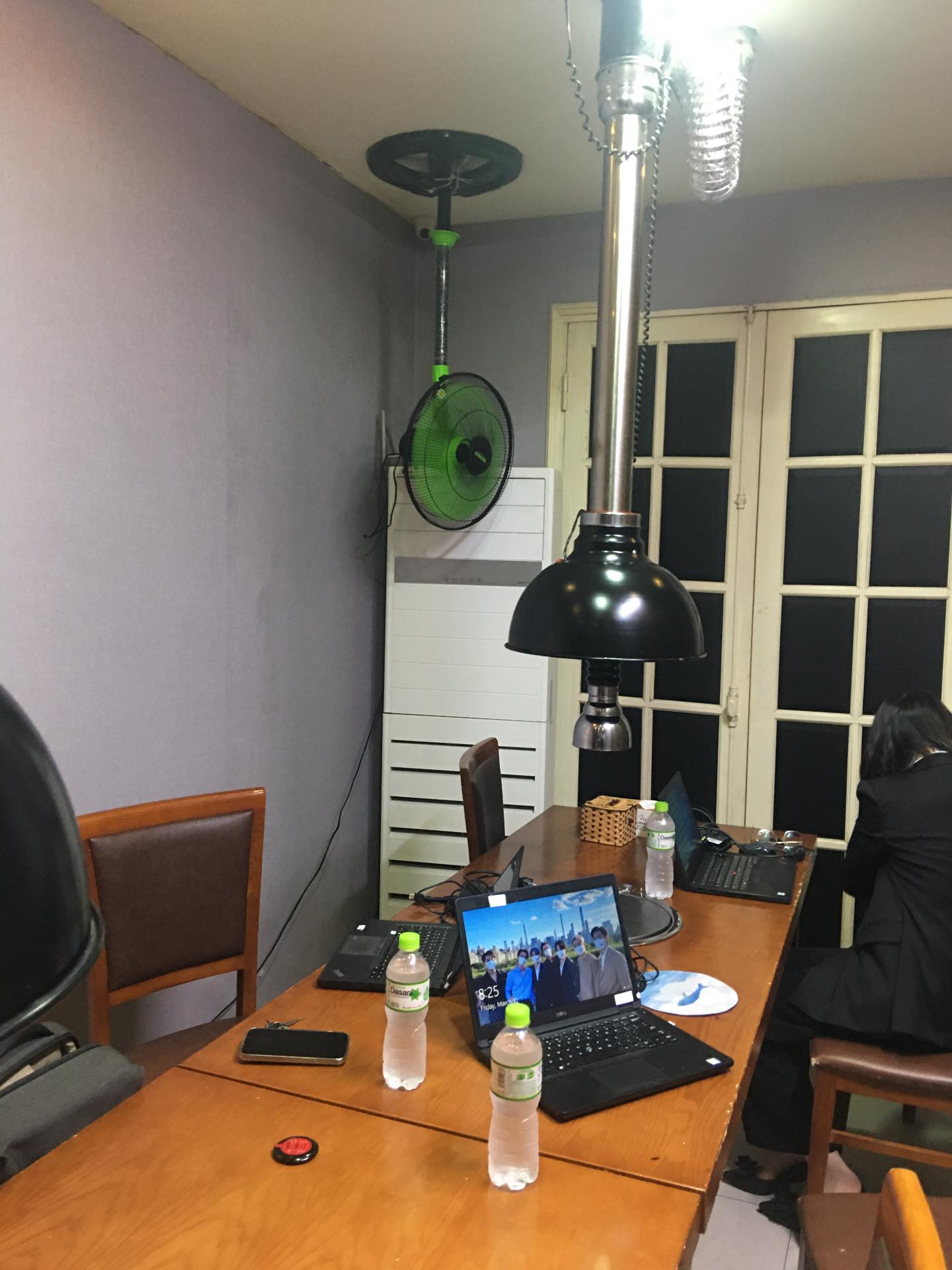 Con g&aacute;i &ocirc;ng chủ tiệm điện m&aacute;y ở TP.HCM đăng một tấm ảnh trong nh&agrave; vệ sinh g&acirc;y ch&uacute; &yacute;, xem tiếp phải thốt l&ecirc;n: "&Ocirc;i lo&agrave;i người"- Ảnh 2.