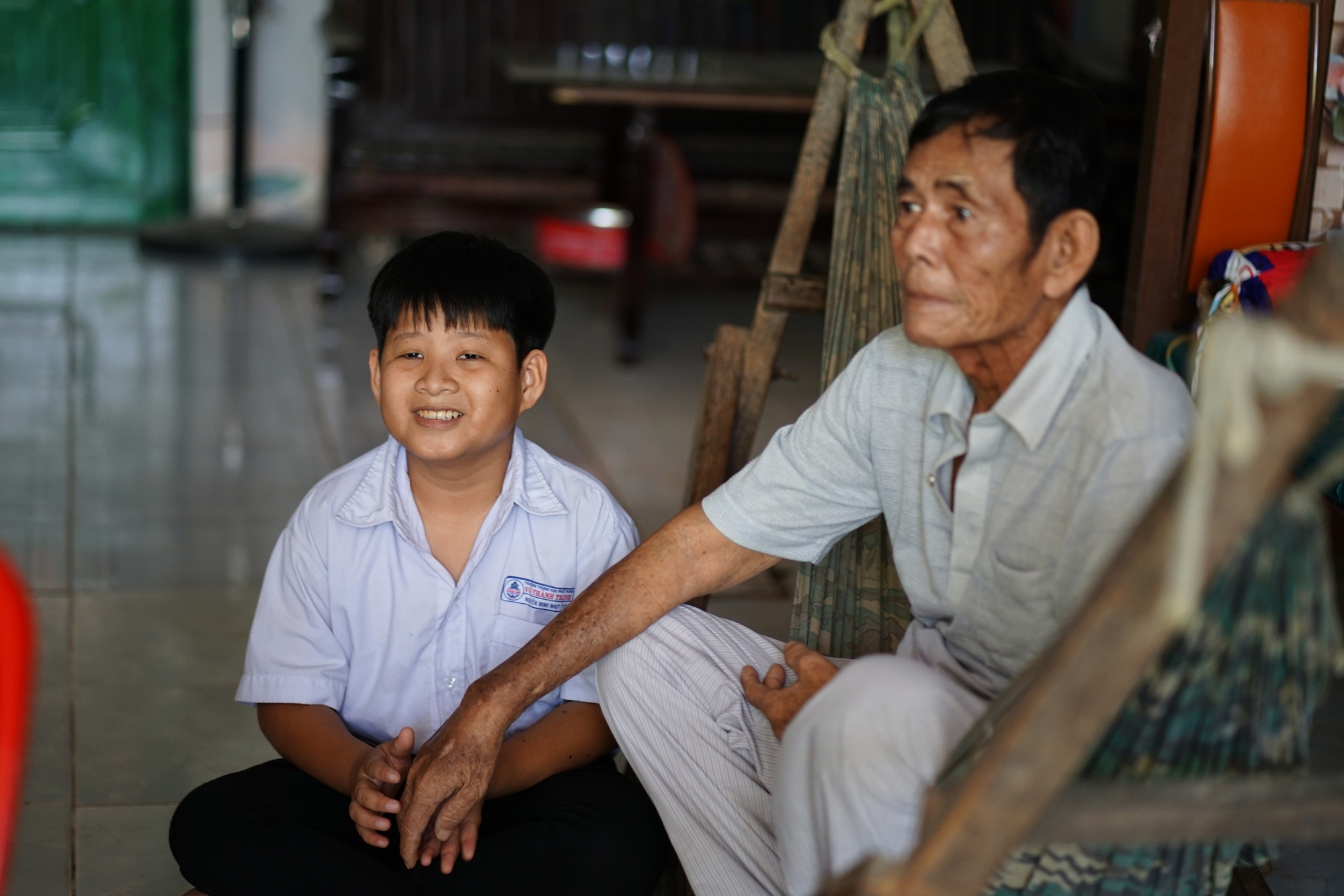 Về An Giang gặp nam sinh trong clip 27 triệu view g&acirc;y sốt: Lớn l&ecirc;n từ mất m&aacute;t v&agrave; &ldquo;bản giao k&egrave;o 10 năm&rdquo; với b&agrave; nội- Ảnh 1.