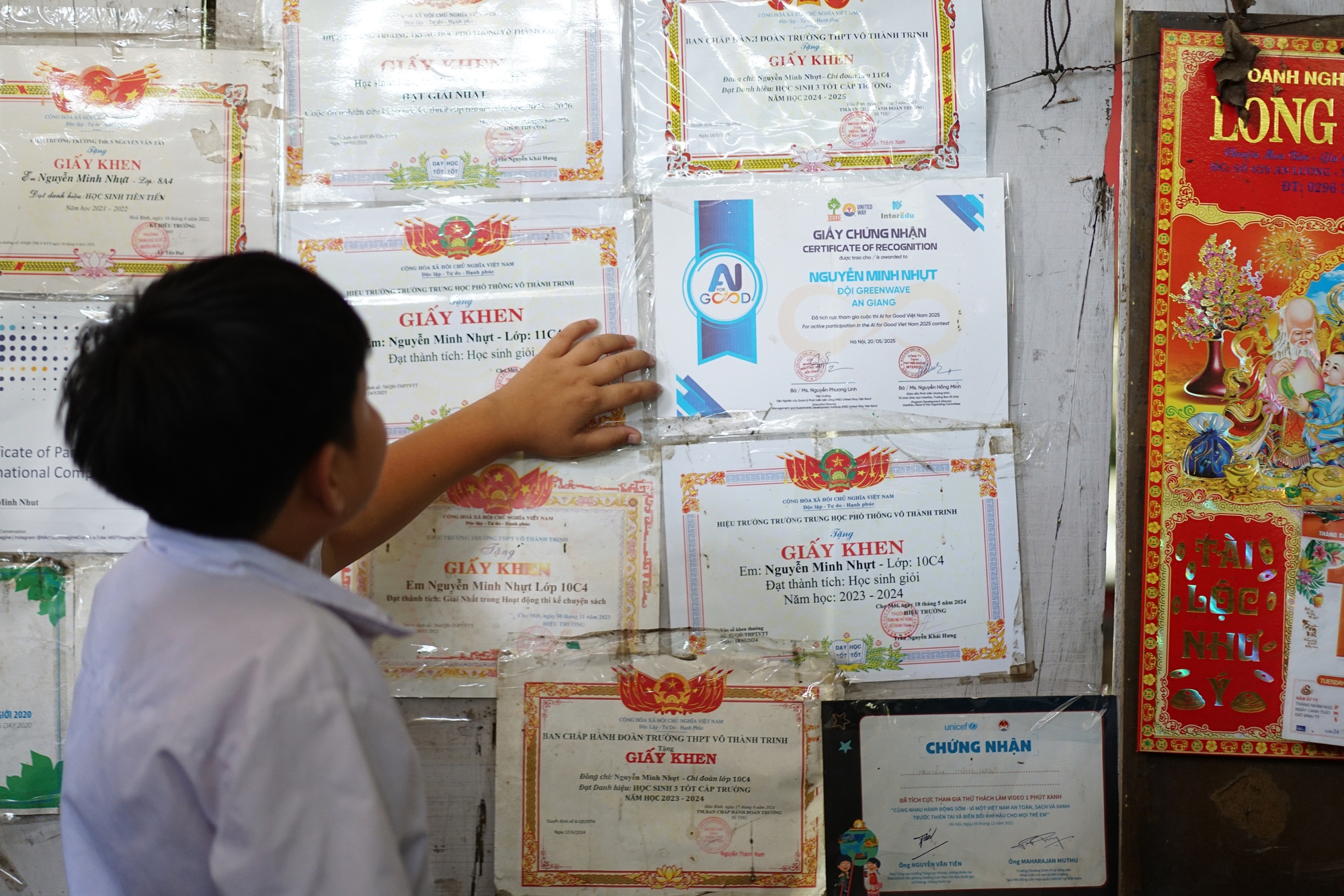 Về An Giang gặp nam sinh trong clip 27 triệu view g&acirc;y sốt: Lớn l&ecirc;n từ mất m&aacute;t v&agrave; &ldquo;bản giao k&egrave;o 10 năm&rdquo; với b&agrave; nội- Ảnh 7.