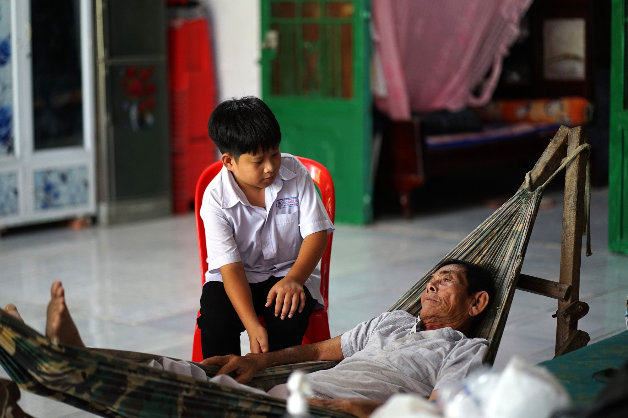 Về An Giang gặp nam sinh trong clip 27 triệu view g&acirc;y sốt: Lớn l&ecirc;n từ mất m&aacute;t v&agrave; &ldquo;bản giao k&egrave;o 10 năm&rdquo; với b&agrave; nội- Ảnh 2.