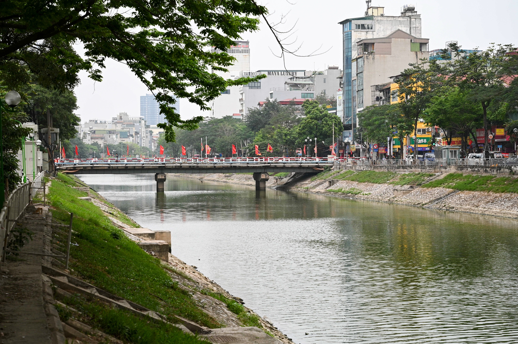 Ảnh, clip: Bất ngờ diện mạo mới của s&ocirc;ng T&ocirc; Lịch sau khi bơm nước từ Hồ T&acirc;y- Ảnh 1.