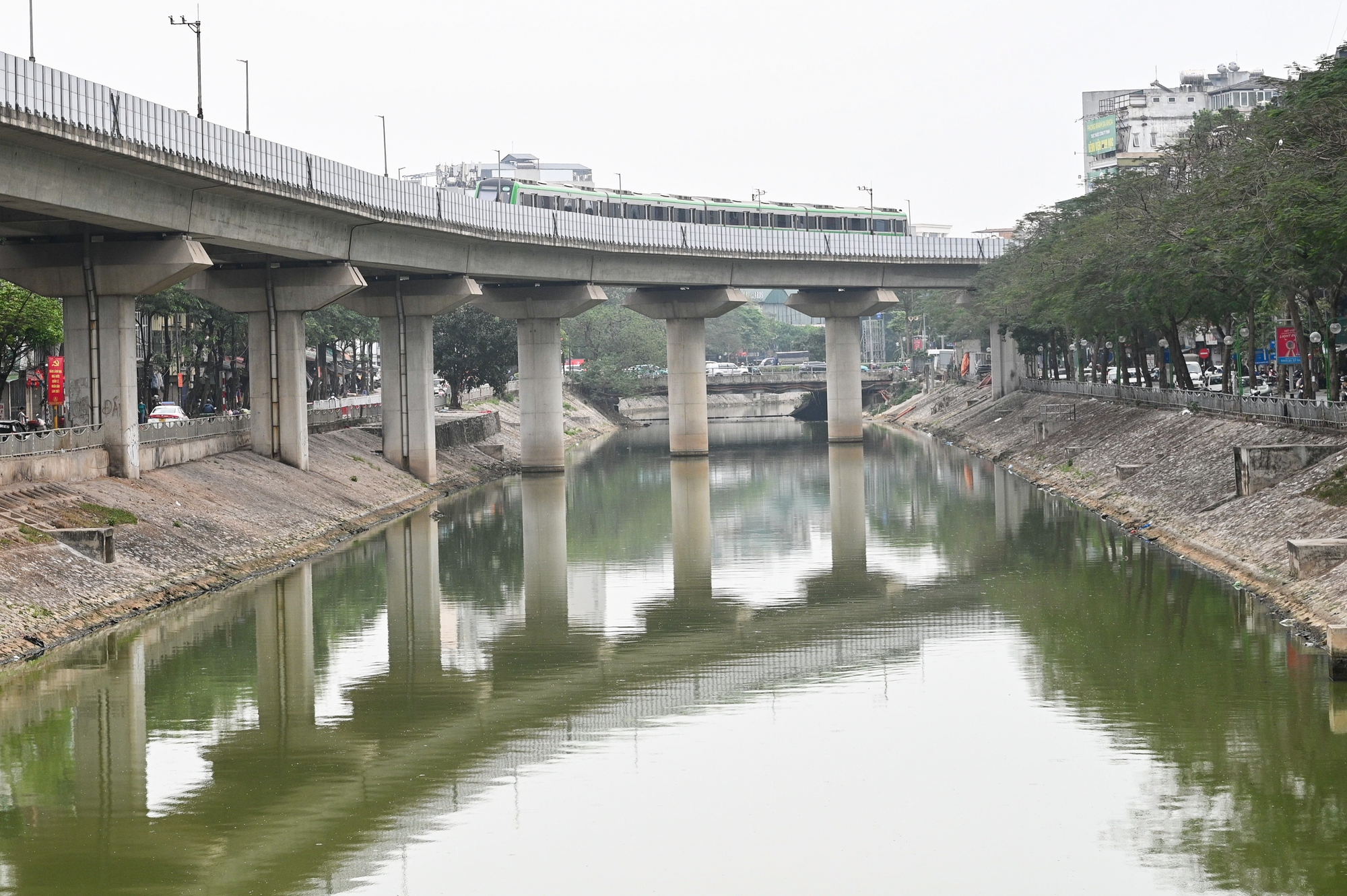 Ảnh, clip: Bất ngờ diện mạo mới của s&ocirc;ng T&ocirc; Lịch sau khi bơm nước từ Hồ T&acirc;y- Ảnh 6.