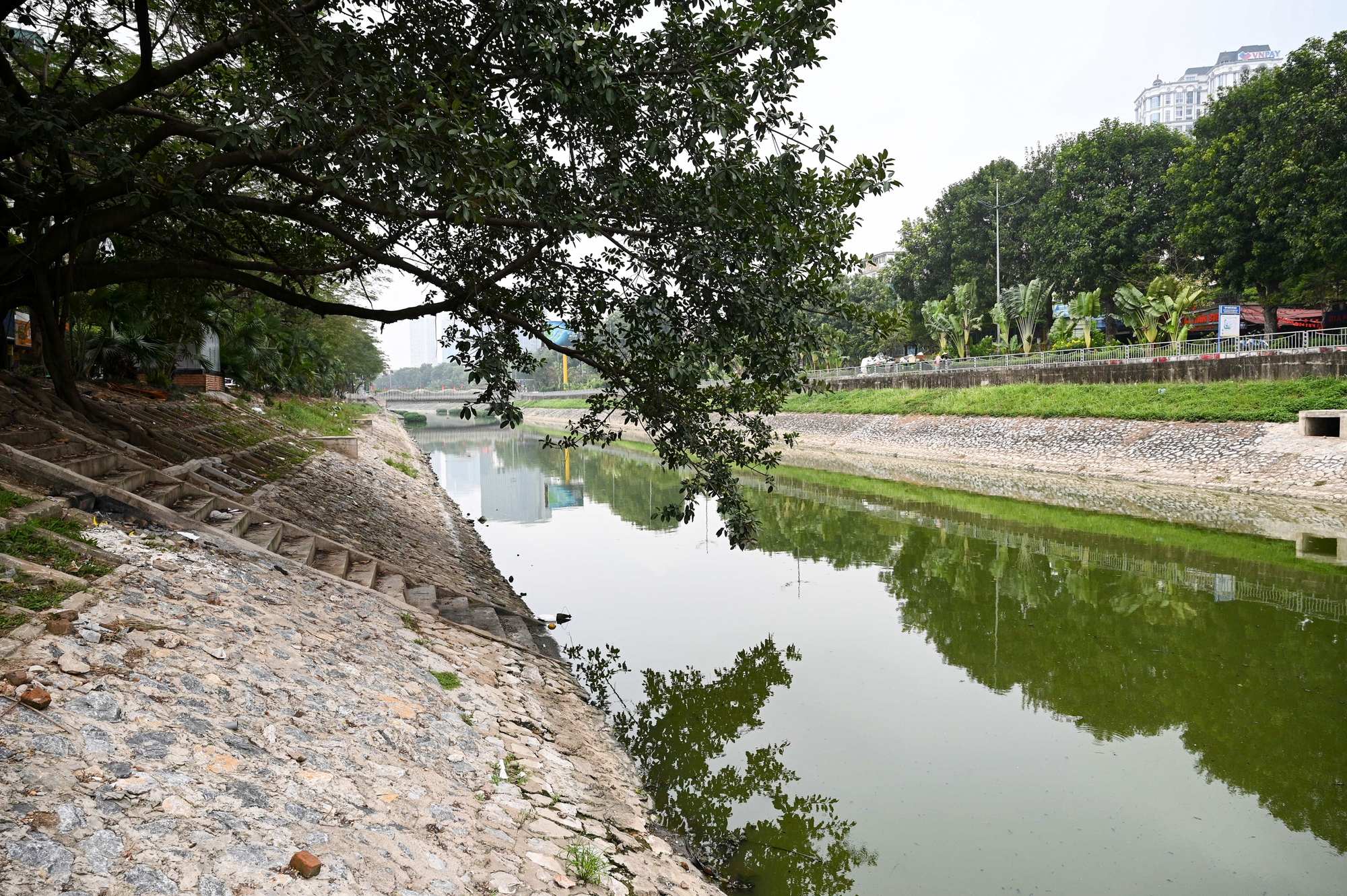 Ảnh, clip: Bất ngờ diện mạo mới của s&ocirc;ng T&ocirc; Lịch sau khi bơm nước từ Hồ T&acirc;y- Ảnh 3.