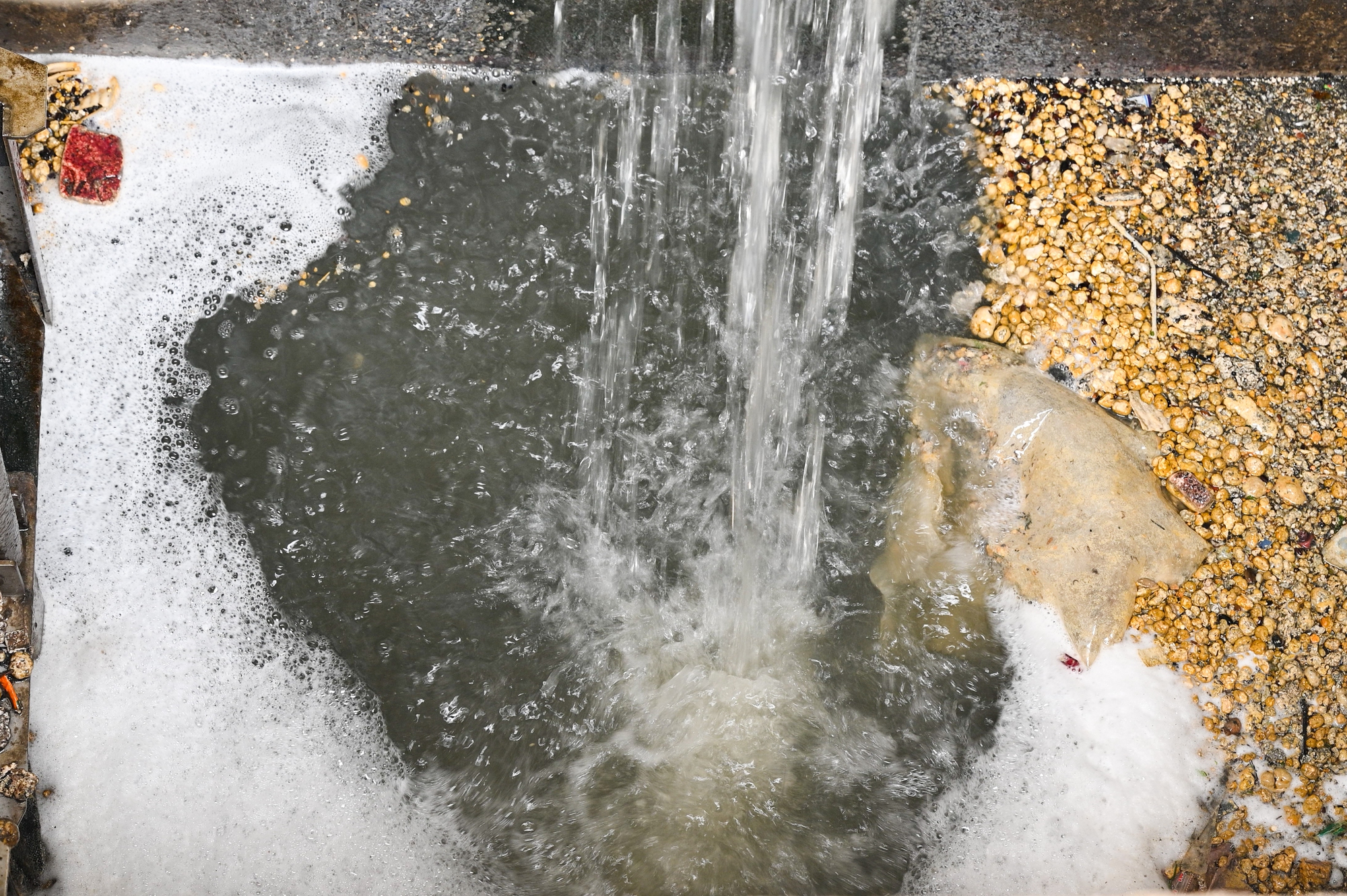 Ảnh, clip: Bất ngờ diện mạo mới của s&ocirc;ng T&ocirc; Lịch sau khi bơm nước từ Hồ T&acirc;y- Ảnh 11.