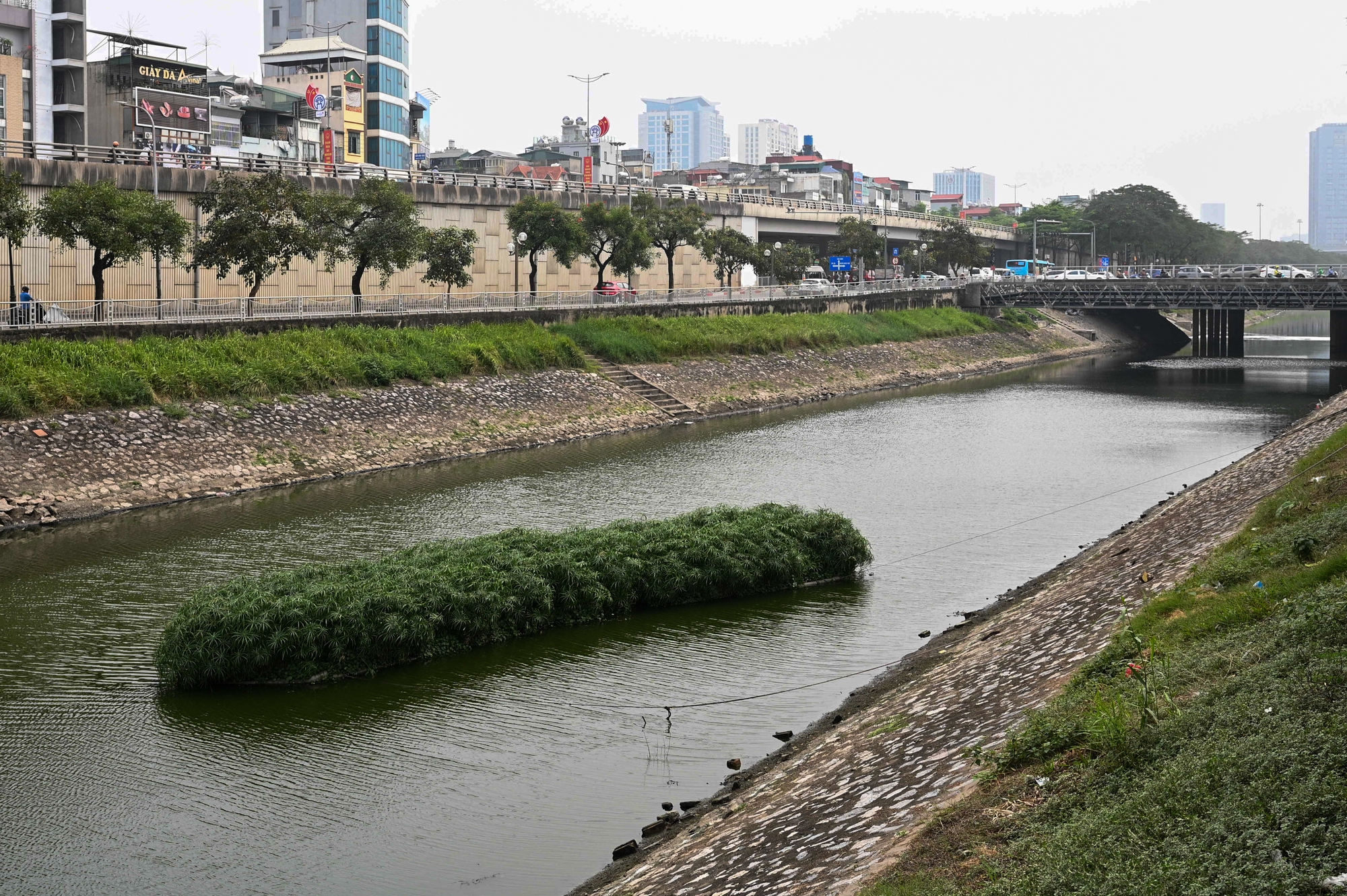 Ảnh, clip: Bất ngờ diện mạo mới của s&ocirc;ng T&ocirc; Lịch sau khi bơm nước từ Hồ T&acirc;y- Ảnh 10.