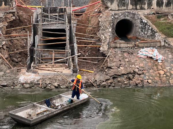 Ảnh, clip: Bất ngờ diện mạo mới của s&ocirc;ng T&ocirc; Lịch sau khi bơm nước từ Hồ T&acirc;y- Ảnh 12.