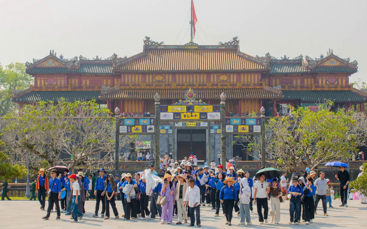 Du kh&aacute;ch tham quan, trải nghiệm di sản Huế.