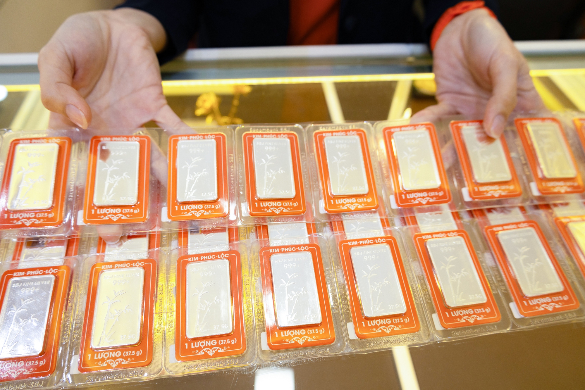 Giá bạc hôm nay 27-3: Người mua "bạc giấy" 120 triệu đồng/kg, lúc nhận chỉ còn 73 triệu đồng- Ảnh 1. Giá bạc hôm nay 27-3: Người mua "bạc giấy" 120 triệu đồng/kg, lúc nhận chỉ còn 73 triệu đồng- Ảnh 1.