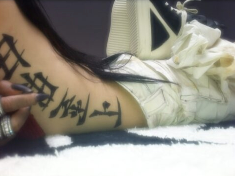 Nữ ca sĩ 2k2 khoe h&igrave;nh hở bạo rồi vội x&oacute;a v&igrave; d&ograve;ng chữ H&aacute;n to tướng chạy dọc b&ecirc;n sườn?- Ảnh 5.