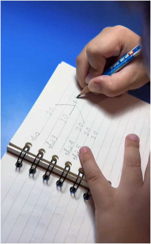 B&eacute; trai lớp 1 ở TP.HCM g&acirc;y sốt với series ti&ecirc;u 20K mẹ cho, c&oacute; sổ ghi ch&eacute;p chi ti&ecirc;u theo ng&agrave;y- Ảnh 3.