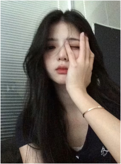 Rầm rộ trend &ldquo;chụp ảnh che nửa mặt" - Redhood l&agrave; g&igrave;? Tại sao viral?- Ảnh 9.