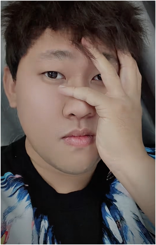 Rầm rộ trend &ldquo;chụp ảnh che nửa mặt" - Redhood l&agrave; g&igrave;? Tại sao viral?- Ảnh 4.