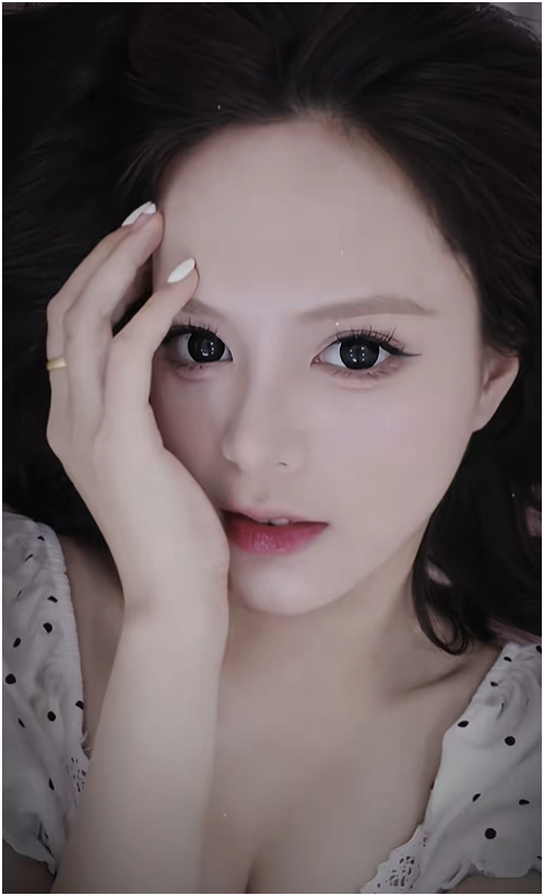 Rầm rộ trend &ldquo;chụp ảnh che nửa mặt" - Redhood l&agrave; g&igrave;? Tại sao viral?- Ảnh 3.