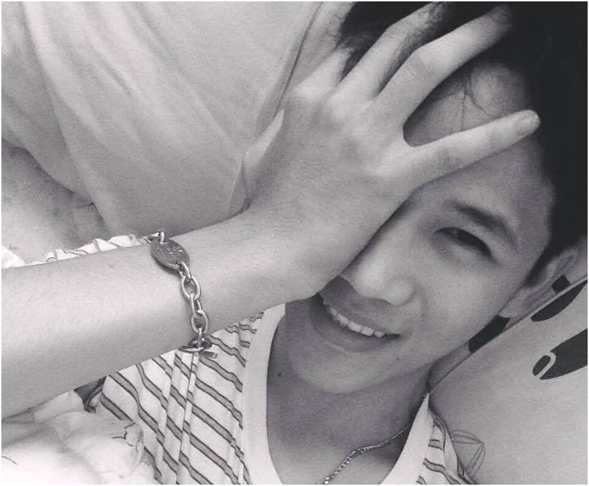 Rầm rộ trend &ldquo;chụp ảnh che nửa mặt" - Redhood l&agrave; g&igrave;? Tại sao viral?- Ảnh 8.