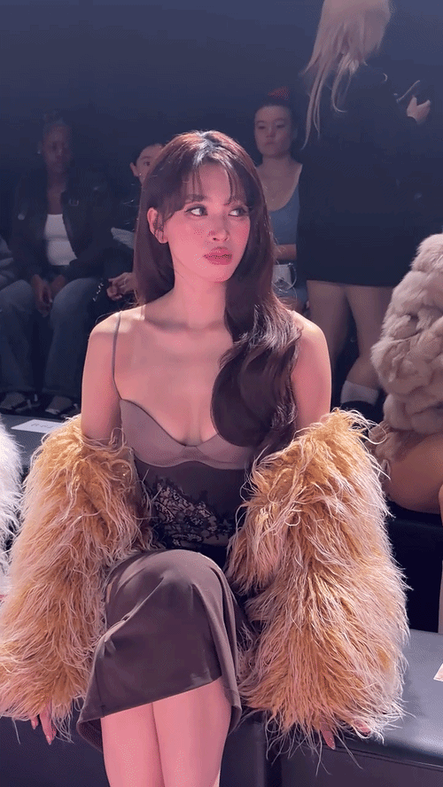 Tiểu Vy mặc v&aacute;y hở v&ograve;ng 1 sexy, visual đẹp ph&aacute;t s&aacute;ng đứng kế Minh Hằng - Ngọc Trinh- Ảnh 1.