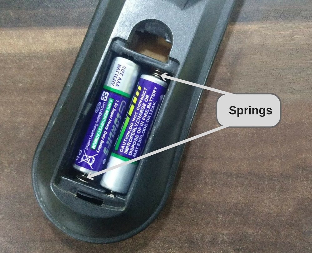 Ai giải th&iacute;ch được l&yacute; do điều khiển TV bấm kh&ocirc;ng nhận m&agrave; cứ "đập v&agrave;i c&aacute;i" lại d&ugrave;ng như b&igrave;nh thường kh&ocirc;ng?- Ảnh 2.