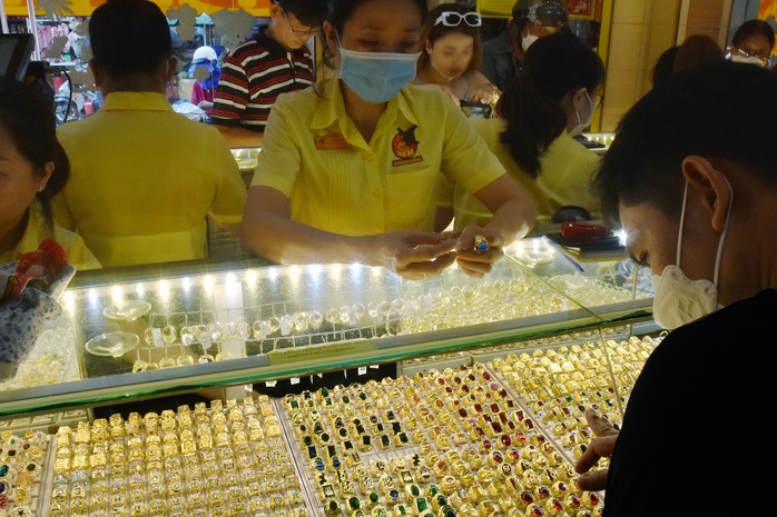 Gi&aacute; v&agrave;ng h&ocirc;m nay, 27-3: Đột ngột giảm s&acirc;u- Ảnh 1.