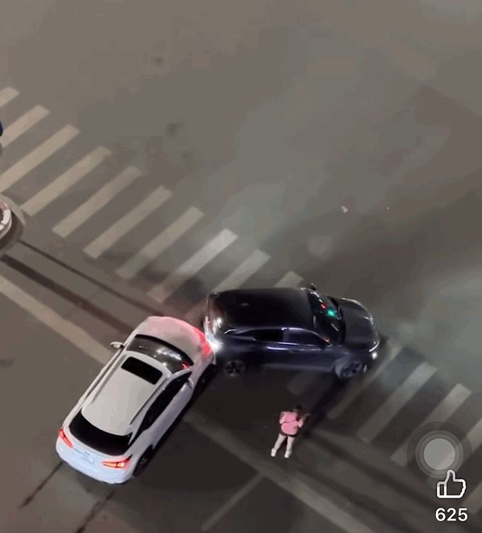 Tài xế Lexus tông hàng loạt ô tô và xe máy bị tạm giữ- Ảnh 1. Tài xế Lexus tông hàng loạt ô tô và xe máy bị tạm giữ- Ảnh 1.