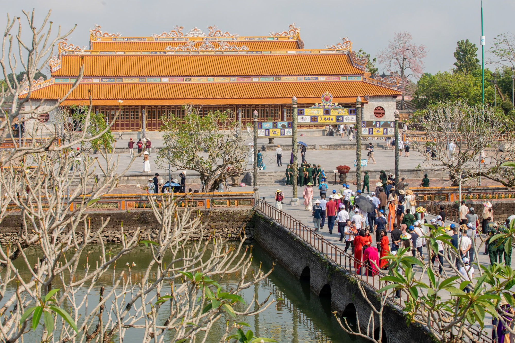 Mở cửa di tích dịp Giải phóng Huế, hàng nghìn du khách tham quan- Ảnh 5. Mở cửa di tích dịp Giải phóng Huế, hàng nghìn du khách tham quan- Ảnh 5.
