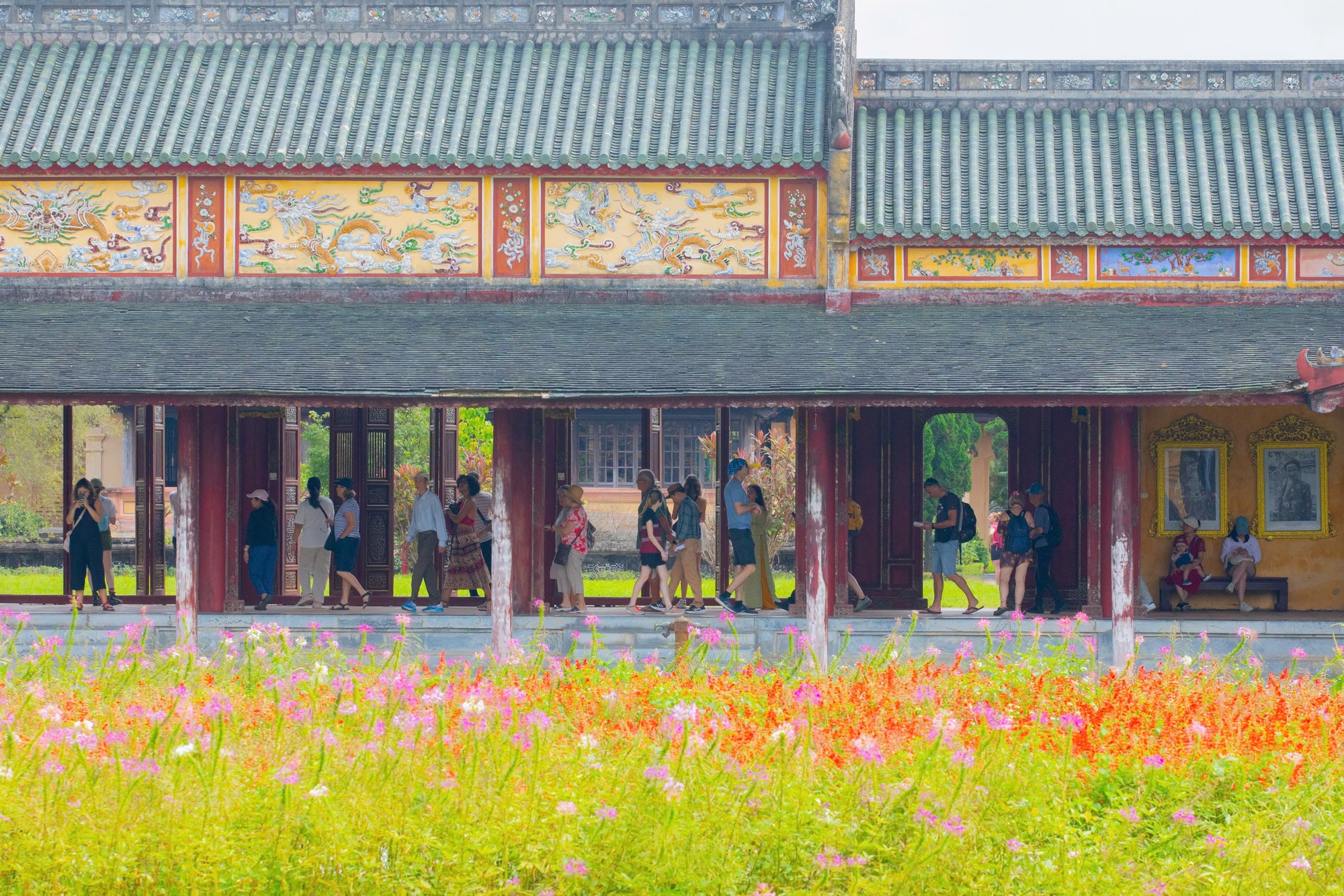 Mở cửa di tích dịp Giải phóng Huế, hàng nghìn du khách tham quan- Ảnh 4. Mở cửa di tích dịp Giải phóng Huế, hàng nghìn du khách tham quan- Ảnh 4.