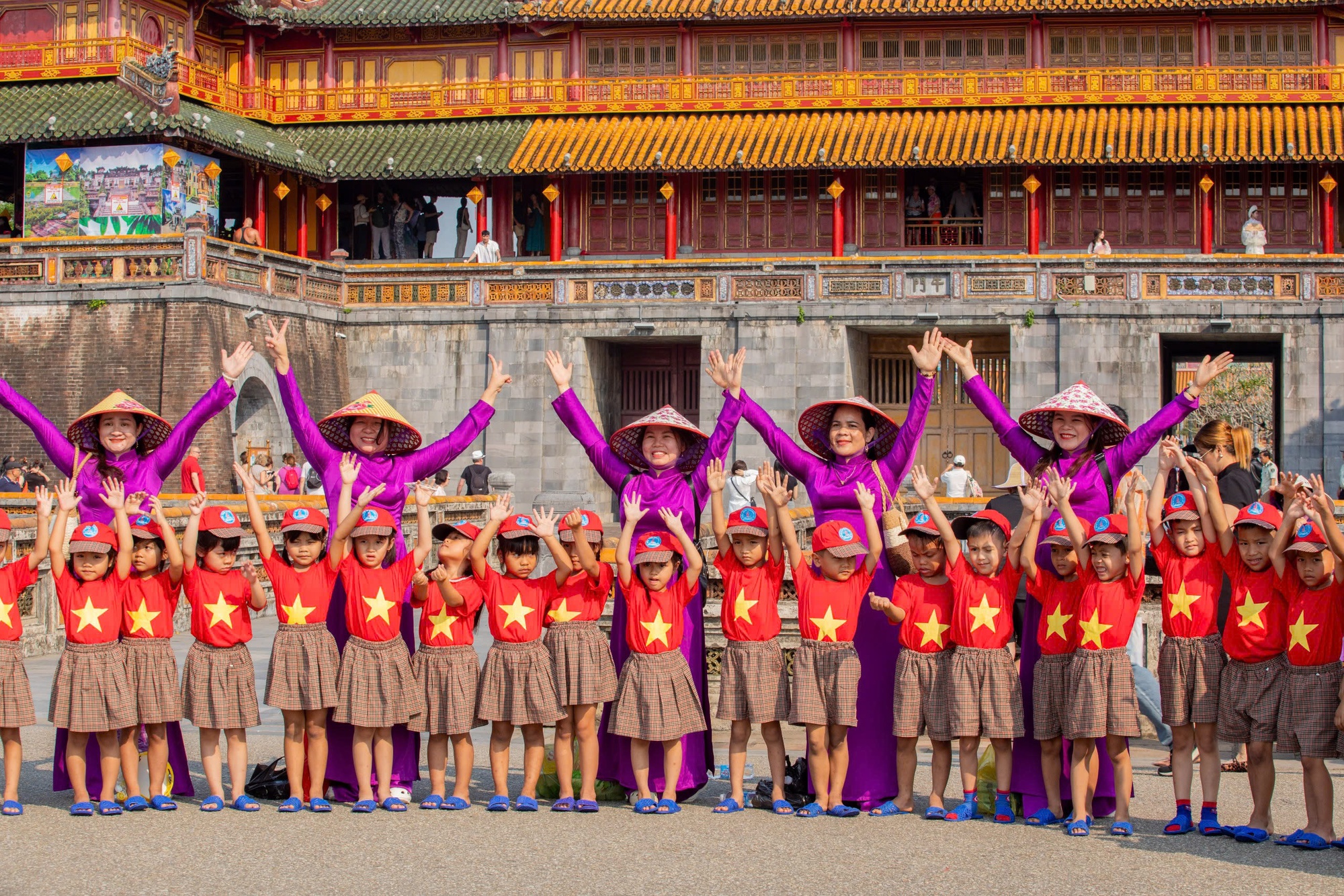 Mở cửa di tích dịp Giải phóng Huế, hàng nghìn du khách tham quan- Ảnh 2. Mở cửa di tích dịp Giải phóng Huế, hàng nghìn du khách tham quan- Ảnh 2.